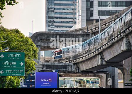 Bangkok, Thailand 12.03.2021 BTS Skytrain kommt am Bahnhof Siam an Stockfoto
