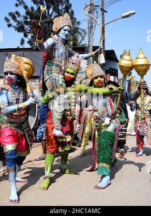 Bangalore, Indien. 16th Dez 2021. Indische Männer, die als hinduistischer Affengott Hanuman gekleidet sind, feiern den Hanuman Jayanti, einen Tag, an dem die Geburt des affengottes Hanuman in Bangalore, Indien, am 16. Dezember 2021 gefeiert wird. Quelle: Str/Xinhua/Alamy Live News Stockfoto