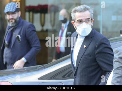 Wien, Österreich. 17th Dez 2021. Ali Bagheri Kani (Front), Irans Hauptunterhändler für Atomwaffen bei den Wiener Gesprächen, trifft am 17. Dezember 2021 in Wien, Österreich, am Veranstaltungsort der Atomgespräche mit dem Iran ein. Die siebte Runde der Iran-Atomgespräche endete hier am Freitag. Ziel der Gespräche ist es, die Umsetzung des Gemeinsamen umfassenden Aktionsplans (Joint Comprehensive Plan of Action, JCPOA), der auch als Atomabkommen von 2015 bezeichnet wird, wieder aufzunehmen. Kredit: Guo Chen/Xinhua/Alamy Live Nachrichten Stockfoto