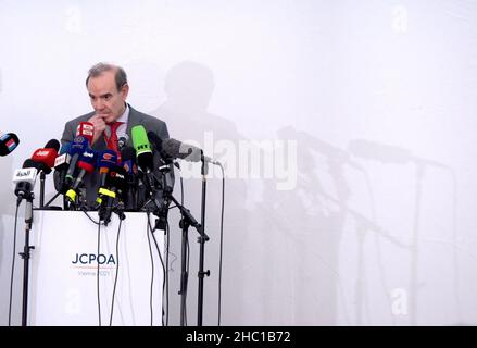 Wien, Österreich. 17th Dez 2021. Enrique Mora, stellvertretender Generalsekretär des Europäischen Auswärtigen Dienstes, spricht nach einer Sitzung der Gemeinsamen Kommission für umfassenden Aktionsplan (JCPOA) am 17. Dezember 2021 in Wien, Österreich, mit Reportern. Die siebte Runde der Iran-Atomgespräche endete hier am Freitag. Ziel der Gespräche ist es, die Umsetzung des Gemeinsamen umfassenden Aktionsplans (Joint Comprehensive Plan of Action, JCPOA), der auch als Atomabkommen von 2015 bezeichnet wird, wieder aufzunehmen. Kredit: Guo Chen/Xinhua/Alamy Live Nachrichten Stockfoto