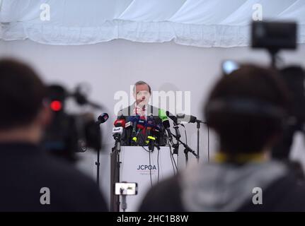 Wien, Österreich. 17th Dez 2021. Enrique Mora, stellvertretender Generalsekretär des Europäischen Auswärtigen Dienstes, spricht nach einer Sitzung der Gemeinsamen Kommission für umfassenden Aktionsplan (JCPOA) am 17. Dezember 2021 in Wien, Österreich, mit Reportern. Die siebte Runde der Iran-Atomgespräche endete hier am Freitag. Ziel der Gespräche ist es, die Umsetzung des Gemeinsamen umfassenden Aktionsplans (Joint Comprehensive Plan of Action, JCPOA), der auch als Atomabkommen von 2015 bezeichnet wird, wieder aufzunehmen. Kredit: Guo Chen/Xinhua/Alamy Live Nachrichten Stockfoto