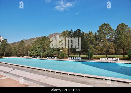 Blick auf die Margalla Hills in der Nähe der Faisal Moschee in Islamabad, Pakistan Stockfoto