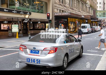 Sydney Taxi, ein toyota-Auto, auf der Castlereagh Street im Stadtzentrum von Sydney in Richtung David Jones Kaufhaus, Sydney, Australien Stockfoto