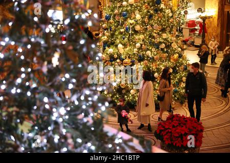 San Francisco, USA. 21st Dez 2021. Die Menschen sehen beleuchtete Weihnachtsdekorationen in San Francisco, den Vereinigten Staaten, 21. Dezember 2021. Quelle: Liu Yilin/Xinhua/Alamy Live News Stockfoto