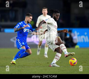 Empoli, Italien. 22nd Dez 2021. Frank Jessie (R) von AC Mailand steht mit Petar Stojanovic von Empoli während eines Fußballspiels zwischen AC Mailand und Empoli in Empoli, Italien, am 22. Dezember 2021, im Spiel der Serie A. Quelle: Daniele Mascolo/Xinhua/Alamy Live News Stockfoto