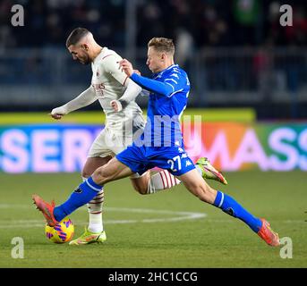 Empoli, Italien. 22nd Dez 2021. Theo Hernandez (L) von AC Mailand spielt mit Szymon Zurkowski von Empoli während eines Fußballspiels zwischen AC Mailand und Empoli in Empoli, Italien, am 22. Dezember 2021. Quelle: Daniele Mascolo/Xinhua/Alamy Live News Stockfoto