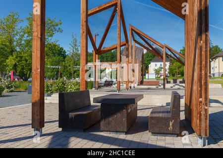 Moderne Holzinstallationen auf dem Hauptplatz der Stadt. Polva, Estland. Stockfoto