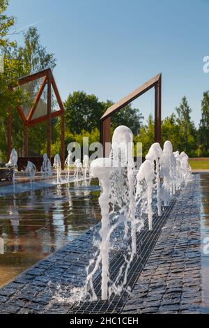 Moderne Holzinstallationen auf dem Hauptplatz der Stadt. Polva, Estland. Stockfoto