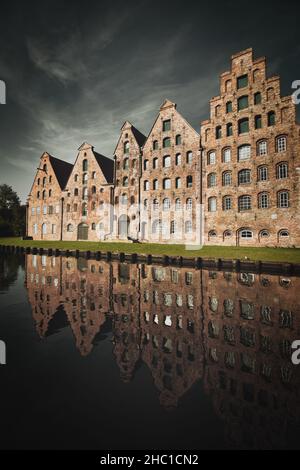 Lübecker Salzspeicher Sonnenaufgang im Sommer Stockfoto