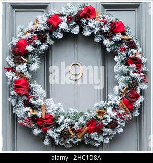 Ein Weihnachtskranz, der während der Festtage an einer Tür in Edinburghs Neustadt zu sehen war. Bilddatum: Donnerstag, 23. Dezember 2021. Stockfoto