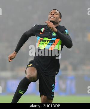 Mailand, Italien. 22nd Dez 2021. Denzel Dumfries von FC Inter feiert sein Tor am 22. Dezember 2021 bei einem Fußballspiel der Serie A zwischen FC Inter und Turin in Mailand, Italien. Quelle: Str/Xinhua/Alamy Live News Stockfoto