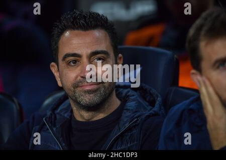 Barcelona, Spanien. 18th Dez 2021. Barcelonas Trainer Xavi reagiert am 18. Dezember 2021 während eines spanischen Fußballspiels der ersten Liga zwischen dem FC Barcelona und Elche CF in Barcelona, Spanien. Quelle: Joan Gosa/Xinhua/Alamy Live News Stockfoto