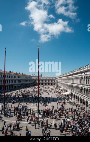 Venedig, Italien - 27. April 2019 : Panoramablick auf den berühmten Markusplatz an einem sonnigen Tag Stockfoto