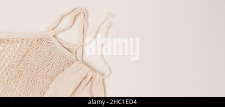 Banner mit wiederverwendbaren Stofftaschen auf beigem Hintergrund. Umweltfreundliches Konzept mit Copyspace. Stockfoto