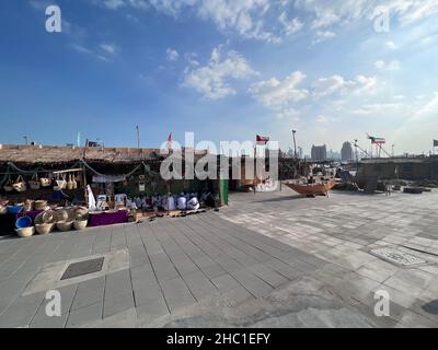 Gruppe traditioneller arabischer Fischer, die im Katara-Kulturdorf in Doha, Katar, während des elften traditionellen Dhow-Festivals in Katara, Tageslichtansicht sitzen Stockfoto