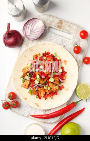 Konzept von leckeren Speisen mit Taco auf weißem Hintergrund Stockfoto