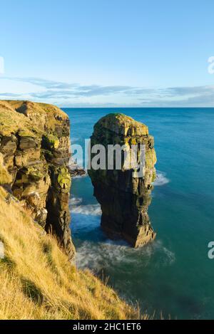 Das Meer stapelt sich entlang der Küste von Caithness, Highland Scotland Stockfoto