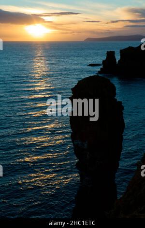 Das Meer stapelt sich entlang der Küste von Caithness, Highland Scotland Stockfoto