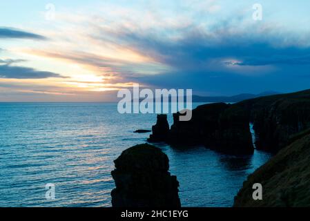 Das Meer stapelt sich entlang der Küste von Caithness, Highland Scotland Stockfoto