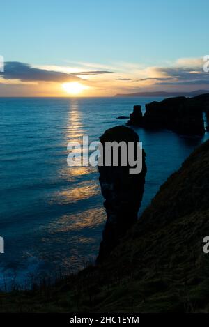 Das Meer stapelt sich entlang der Küste von Caithness, Highland Scotland Stockfoto