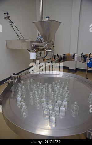 Gläser mit Rahmhonig in einer Verpackungslinie in einer kommerziellen Honigfabrik Stockfoto