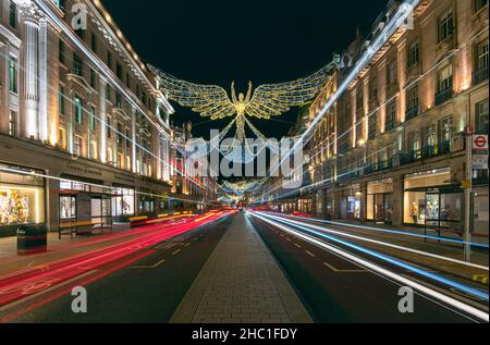 Lange Exposition von Buswegen entlang der Londoner Regent Street mit Weihnachtsengeln Lichter Stockfoto