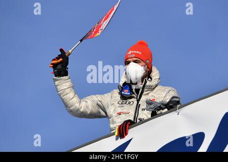 Garmisch Partenkirchen, Deutschland. 23rd Dez 2021. Vorschau auf das Vierschanzentournee 70th 2021/22. Archivfoto: Bundestrainer STEFAN HORNGACHER mit Deutschlandflagge, gibt den Befehl für seine Springer. Skispringen, Internationales Vierschanzentournee 69th 2020/21. Neujahr Wettbewerb in Garmisch Partenkirchen am 1st. Januar 2021. Kredit: dpa/Alamy Live Nachrichten Stockfoto