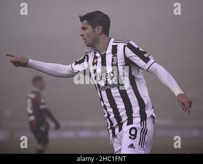 Bologna, Italien. 18th Dez 2021. Alvaro Morata des FC Juventus feiert sein Tor bei einem Fußballspiel der Serie A zwischen Bologna und dem FC Juventus in Bologna, Italien, am 18. Dezember 2021. Quelle: Federico Tardito/Xinhua/Alamy Live News Stockfoto