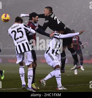 Bologna, Italien. 18th Dez 2021. Bolognas Torwart Lukasz Skorupski (1st R) rettet einen Ball während eines Serie-A-Fußballspiels zwischen Bologna und dem FC Juventus in Bologna, Italien, am 18. Dezember 2021. Quelle: Federico Tardito/Xinhua/Alamy Live News Stockfoto