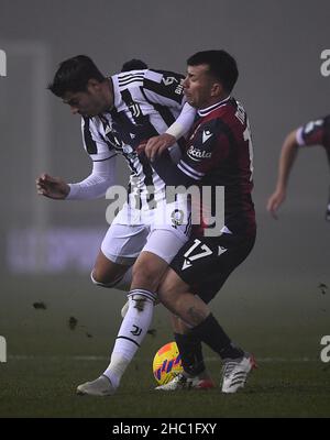 Bologna, Italien. 18th Dez 2021. Der FC Juventus' Alvaro Morata (L) spielt mit dem Bolognesischen Gary Medel während eines Fußballspiels der Serie A zwischen Bologna und dem FC Juventus in Bologna, Italien, am 18. Dezember 2021. Quelle: Federico Tardito/Xinhua/Alamy Live News Stockfoto