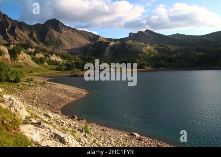 Die Ufer des Lac d'Allos an einem späten Julinachmittag (Mercantour Park, Alpes-de-Haute-Provence, Frankreich) Stockfoto