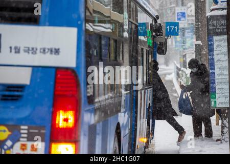 Seoul, Südkorea. 18th Dez 2021. Menschen steigen in Seoul, Südkorea, am 18. Dezember 2021 in einen Bus ein. Quelle: Wang Yiliang/Xinhua/Alamy Live News Stockfoto