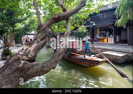 Traditionelles chinesisches Ruderboot entlang des Kanals in Zhujiajiao Ancient Water Town, einem historischen Dorf und berühmtem Touristenziel in Shanghai, China Stockfoto