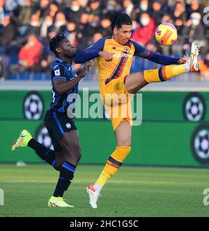 Bergamo. 18th Dez 2021. Chris Smalling (R) von Roma spielt mit Duvan Zapata von Atalanta während eines Fußballspiels zwischen Roma und Atalanta in Bergamo, Italien, am 18. Dezember 2021. Quelle: Str/Xinhua/Alamy Live News Stockfoto