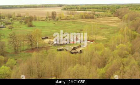 Kleines Russisches Dorf. Russland. Luftaufnahme aus der Vogelperspektive im Frühjahr. 4K Stockfoto