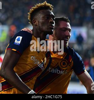 Bergamo. 18th Dez 2021. Roma's Tammy Abraham (L) feiert sein Tor mit einem Teamkollegen während eines Serie-A-Fußballspiels zwischen Roma und Atalanta in Bergamo, Italien, am 18. Dezember 2021. Quelle: Str/Xinhua/Alamy Live News Stockfoto