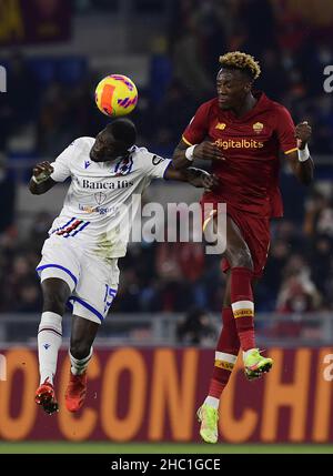 Rom, Italien. 22nd Dez 2021. Roma's Tammy Abraham (R) spielt mit Sampdoria's Omar Colley während eines Fußballspiels zwischen Roma und Sampdoria in Rom, Italien, am 22. Dezember 2021. Quelle: Augusto Casasoli/ Xinhua/Alamy Live News Stockfoto