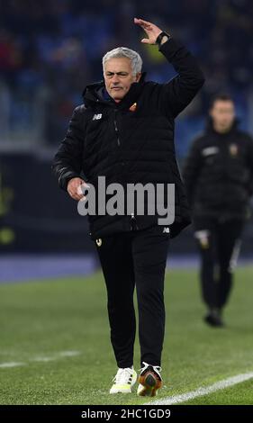 Rom, Italien. 22nd Dez 2021. Roma-Cheftrainer Jose Mourinho zeigt sich während eines Fußballspiels zwischen Roma und Sampdoria in Rom, Italien, am 22. Dezember 2021. Quelle: Augusto Casasoli/ Xinhua/Alamy Live News Stockfoto