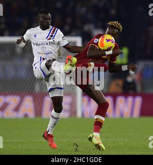 Rom, Italien. 22nd Dez 2021. Roma's Tammy Abraham (R) spielt mit Sampdoria's Omar Colley während eines Fußballspiels zwischen Roma und Sampdoria in Rom, Italien, am 22. Dezember 2021. Quelle: Augusto Casasoli/ Xinhua/Alamy Live News Stockfoto