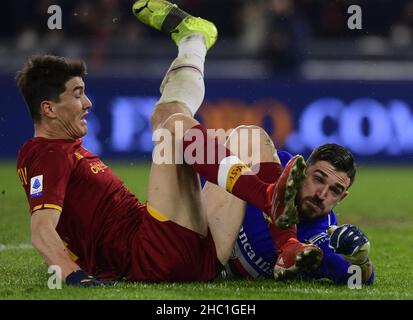 Rom, Italien. 22nd Dez 2021. Eldor Shomurodov (L) von Roma steht mit Vladimiro Falcone von Sampdoria während eines Fußballspiels zwischen Roma und Sampdoria in Rom, Italien, am 22. Dezember 2021. Quelle: Augusto Casasoli/ Xinhua/Alamy Live News Stockfoto