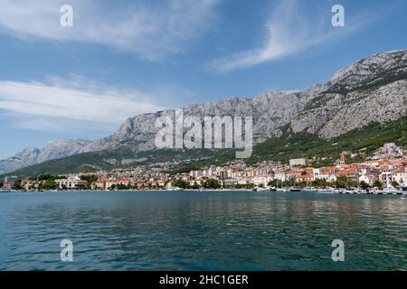 Landschaft von Makarska Stadt an der Adriaküste unter dem Berg Biokovo in Kroatien, während des Sommers sonnigen Tag Stockfoto