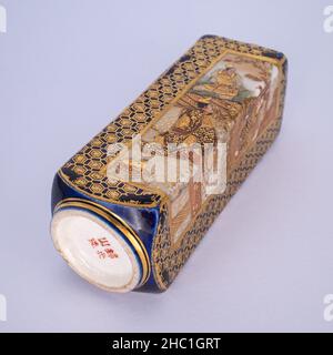 Feine antike japanische Miniatur-Satsuma-Vase von Kinkozan. Meiji-Zeit Stockfoto