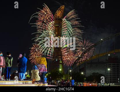 Doha, Katar. 17th Dez 2021. Am 17. Dezember 2021 sehen die Menschen in Doha, Katar, ein Feuerwerk am Vorabend des nationalen Qatar-Tages. Katar wird am 18. Dezember seinen Nationalfeiertag feiern. Kredit: Nikku/Xinhua/Alamy Live Nachrichten Stockfoto