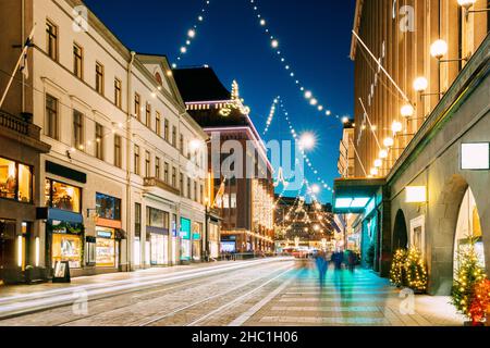 Helsinki, Finnland. Nachtansicht Der Aleksanterinkatu Straße Mit Eisenbahn Im Kluuvi Bezirk Am Abend Weihnachten Weihnachten Neujahr Festliche Beleuchtung Stockfoto