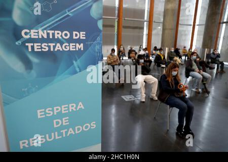 Lissabon, Portugal. 22nd Dez 2021. In einem COVID-19-Testzentrum in Cascais, Portugal, warten die Menschen am 22. Dezember 2021 auf Ergebnisse. Quelle: Pedro Fiuza/Xinhua/Alamy Live News Stockfoto