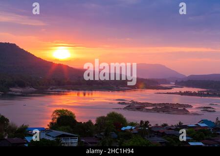 Die Landschaft des Mekong Flusses bei Sonnenaufgang, Fischer fischen auf traditionellen Holzbooten, Khong Chiam Bezirk am Flussufer. Grenze zwischen Thailand und Laos. Stockfoto