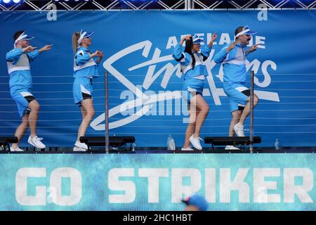 Adelaide, Australien, 23. Dezember 2021. Streikentänzer während des Cricket-Matches der Big Bash League zwischen den Adelaide-Streikern und der Brisbane Heat am 23. Dezember 2021 im Adelaide Oval in Adelaide, Australien. Quelle: Peter Mundy/Speed Media/Alamy Live News Stockfoto