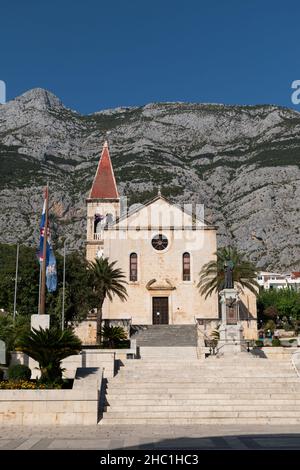 Kathedrale von St. Mark und Statue von Bruder Andrija Kacic Miosic in der Stadt Makarska, Makarska riviera, Dalmatien, Kroatien Stockfoto