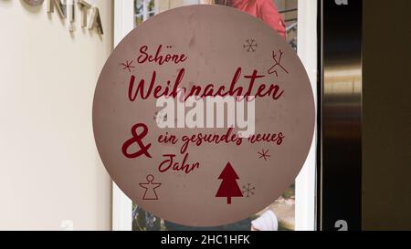 Schaufensteraufkleber mit Frohe Weihnachten und ein glückliches neues Jahr Stockfoto