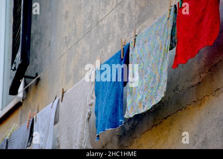 Farbige Kleidung zum Trocknen – Sansepolcro (Italien) Stockfoto